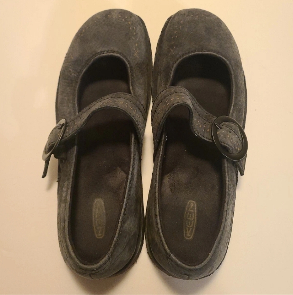KEEN SIERRA MARY JANE 8.5 US 39 EU GRAY NUBUCK STRAP BUCKLE CREPE FLATS 1009337
